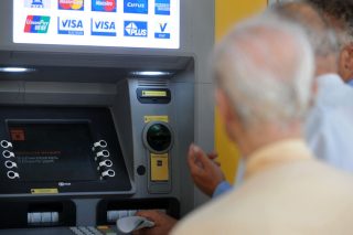 Με τις τράπεζες ή με την κοινωνία;
